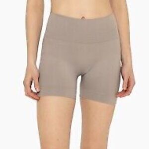 Set active sculptflex shorts size small